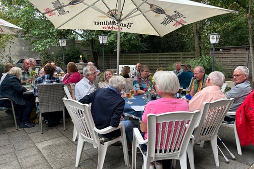 Sendenhorster Mitglieder sitzen beim Sommerfest im Biergarten