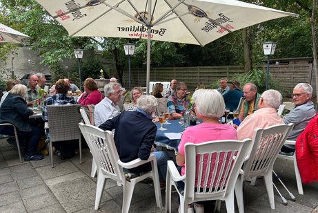Sendenhorster Mitglieder sitzen beim Sommerfest im Biergarten