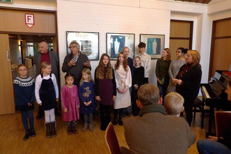 Musikalisch untermalt wurde die Veranstaltung von 12 Klavierschülerinnen und -schülern der Städtischen Musikschule unter der Leitung ihrer Lehrerin Regina Lewirt