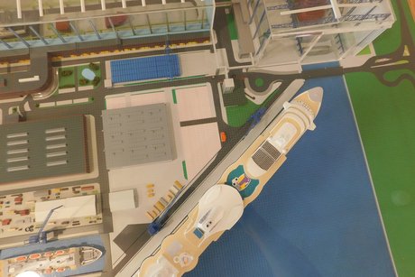 Meyer Werft als Modell mit Kreuzfahrtschiff am Ausstattungskai