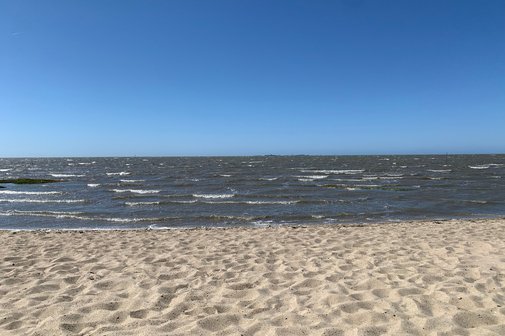 Bild am Strand mit Meer ohne Menschen