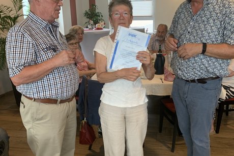 Rositta erhält die Ehrenurkunde