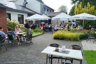 Tische und Sonnenschirme auf der Außenterrasse der Gaststätte Mühlensenne