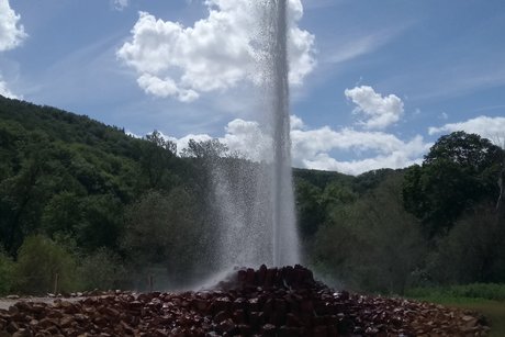immer Höher schießt das Wasser
