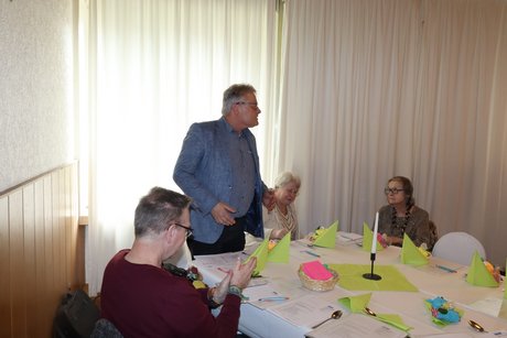 Jahreshauptversammlung 2026 Ein Mann steht am Tisch und spricht zu der Gruppe.