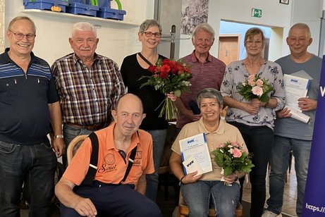 Drei Frauen und f&uuml;nf M&auml;nner stehen f&uuml;r ein Gruppenbild zusammen.