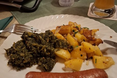 Gr&uuml;nkohl mit Bratkartoffeln und Mettwurst