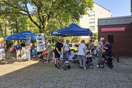 Beratung von Interessenten auf der Messe