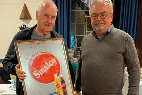 Horst Köberling überreicht Präsent an Jens Geier