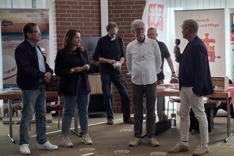 Das Foto zeigt Personen vom Seniorenbeirat und der Gemeinde
