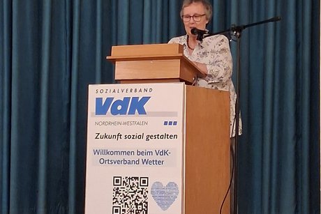 Gabriele Gill Gabriele Gill hält eine Rede