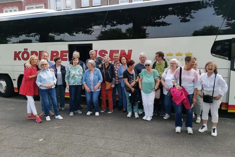 Gruppenbild vor dem Reisebus.