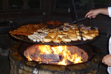 Großaufnahme des Grillrost mit den verschiedenen Köstlichkeiten