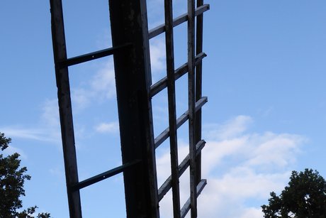 Ein Teil eines Windm&uuml;hlenfl&uuml;gels einer alten Windm&uuml;hle ist zu sehen