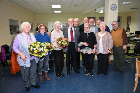 Gruppenbild mit geehrten Mitgliedern und den Vorstand