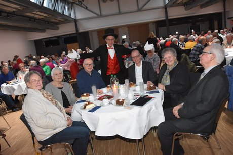 Butler George begrüßte (v.r.) Adolf und Eveline Gerdes, Oliver Kellner, Ludger Plugge, Marita Maschke und Cilli Gildehaus.