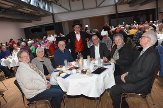 Butler George begrüßte (v.r.) Adolf und Eveline Gerdes, Oliver Kellner, Ludger Plugge, Marita Maschke und Cilli Gildehaus.