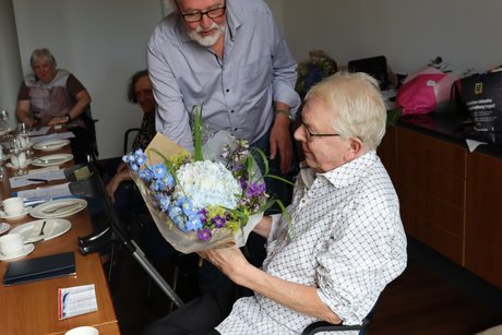 Jahreshauptversammlung 2026 Ein Mann bekommt zum Abschied Blumen als Dank vom Vorsitzenden.