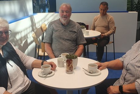 Beim Kaffee am Stand VDK