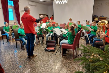 Jugendmusikorchester Neuenkleusheim Zu sehen sind die Nachwuchsmusikerinnen und Nachwuchsmusiker des Jugendmusikorchester Neuenkleusheim.