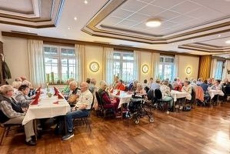 Die Teilnehmer des VdK OV DO-Derne sitzen und warten auf den Beginn des Spargelessen. Es lud zum Genießen ein.