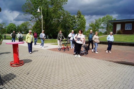 Ankunft Dümmer See Menschen laufen auf einem Gehweg