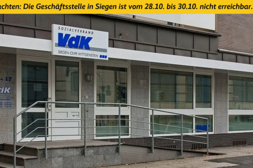 Das Foto zeigt die Geschäftsstelle Siegen mit einem gelben Banner darüber, auf dem die vorübergehende Schließungszeit steht.