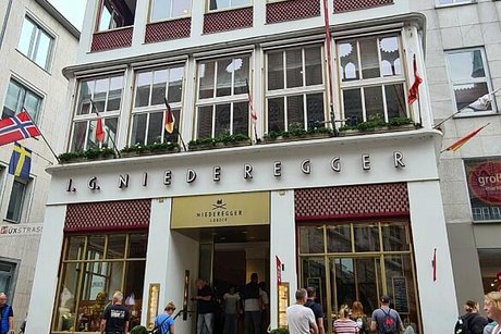Fassade des Café Niederegger in Lübeck.