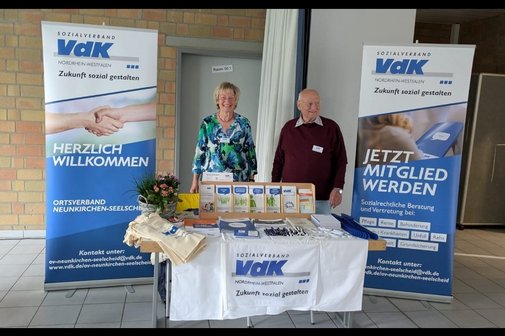 Brigitte Liedtke und Heinz-Otto Kendziorra am Stand des OV Neunkirchen-Seelscheid