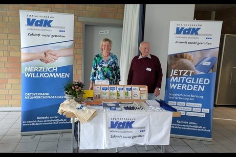 Brigitte Liedtke und Heinz-Otto Kendziorra am Stand des OV Neunkirchen-Seelscheid