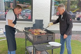 Grillmeister Rudi Verhülsdonk bei der Arbeit