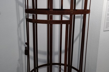 Ein Metallk&auml;fig f&uuml;r eine Person