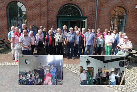 Eine Gruppe von etwa 30 Personen steht zusammen vor dem Textilmuseum Bocholt, zwei kleinere Bilder aus dem Museum sind integriert
