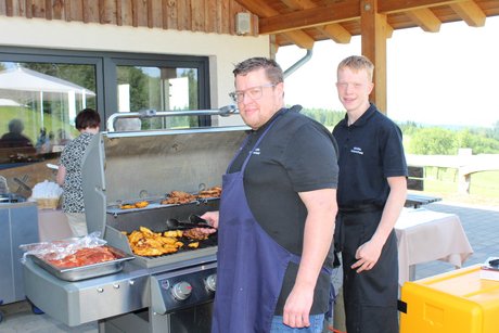 Die Grillmeister Zwei Grillmeister stehen am Grill