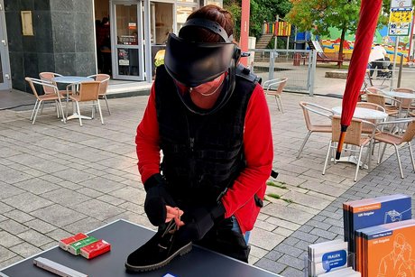 Besucherin im Alters-Anzug