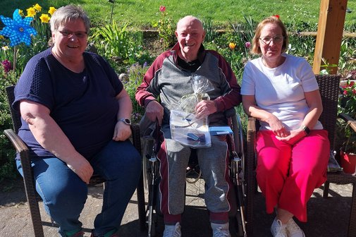 Jubilar Alois Adler mit Mariele Dahm und Petra Steinbrück-Suchsland
