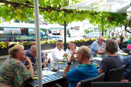VdK-Mitglieder in geselliger Runde.