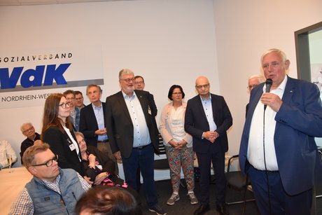 Minister Karl-Josef Laumann begrüßt die Gäste zur Einweihung der neuen Geschäftsstelle des VdK Kreisverbandes Steinfurt in Ibbenbüren.