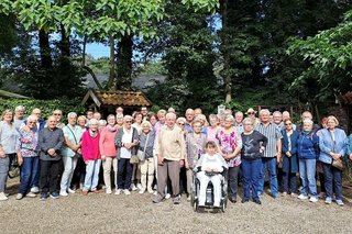 Großes Gruppenbild mit allen Gästen des Grillfrühschoppens