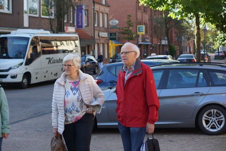 Menschen warten auf den Reisebus