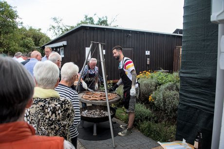 Die leckeren Grillwürstchen vom Schwenkgrill sind begehrt.