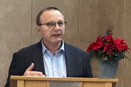 Vorsitzende Schweitzer bei Begr&uuml;&szlig;ung am Pult stehend