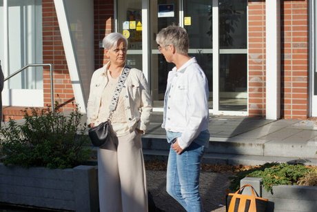 Menschen warten auf den Reisebus