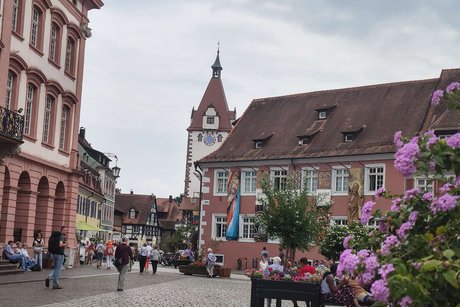 Ansicht des Marktplatzes in Gengenbach; im Hintergrund der Turm eines Stadttores.