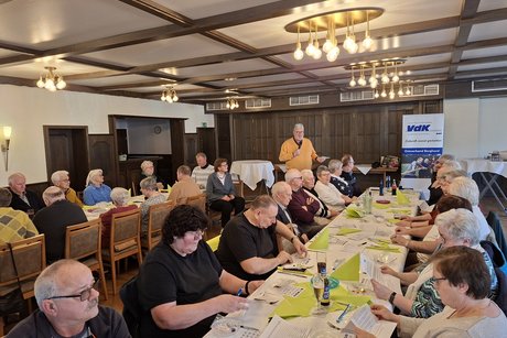 Klaus Meiers am Mikrofon bei der Begr&uuml;&szlig;ung der Mitglieder.
