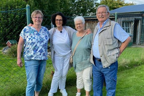 4 Mitglieder posieren für ein Gruppenbild