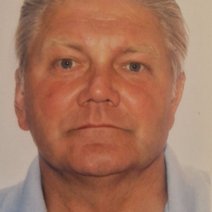 Mann mittleren Alters, blond-graue kurze Haare strenges Gesicht