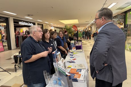 Mehrere Personen stehen an einem VdK Info-Stand.