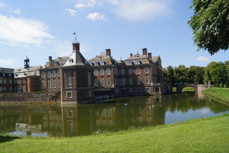 Barockes Schloss Nordkirchen mit wassergefülltem Burggraben.