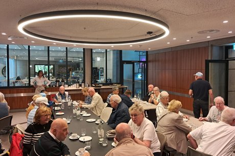 Teilnehmer im Haus der Geschichte bei der Begr&uuml;&szlig;ung